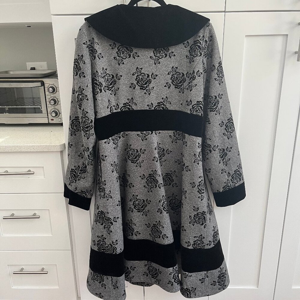 Voodoo Vixen XXL Flo Floral Flocked Coat in Grey - Picture 2 of 2